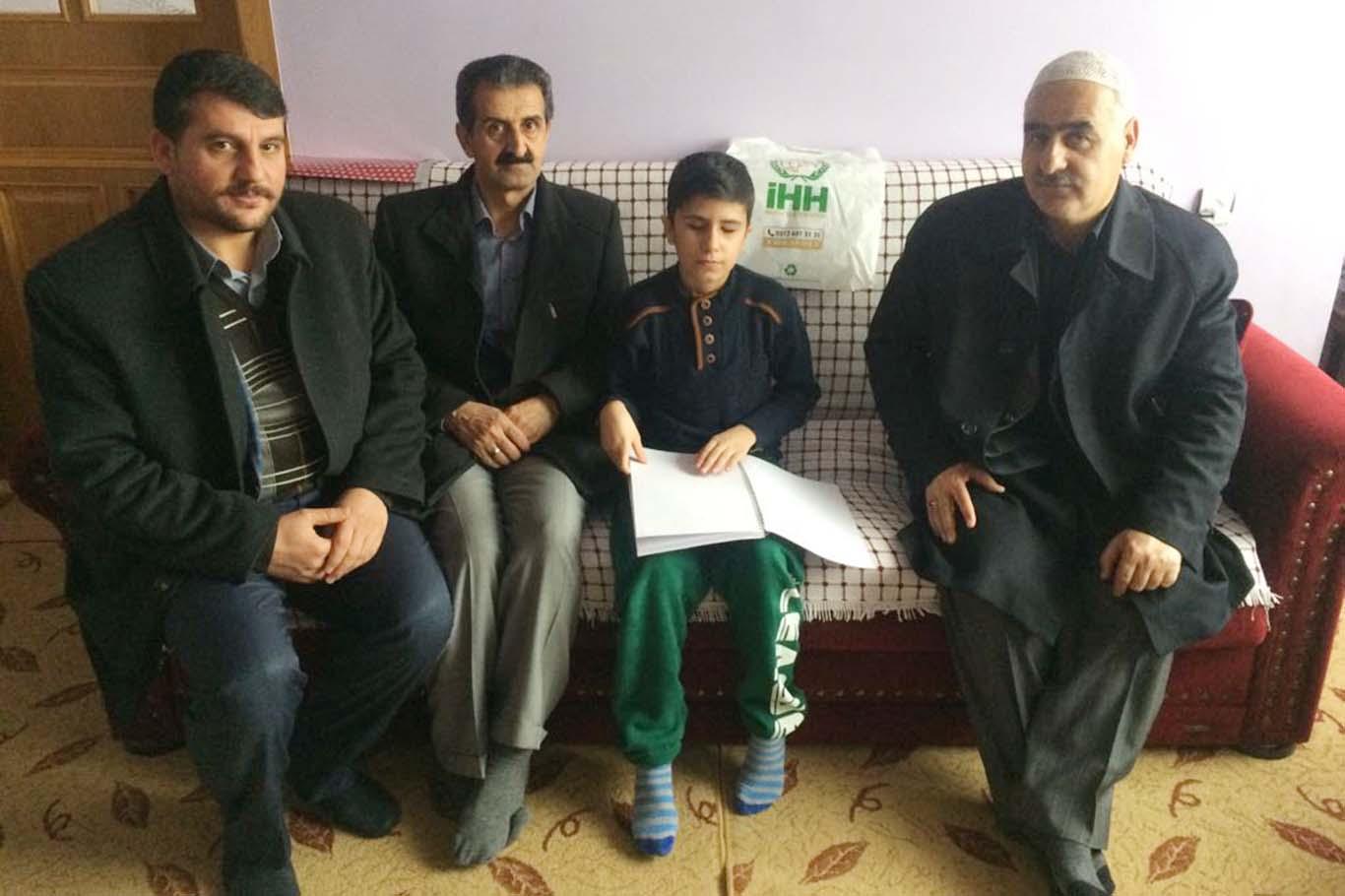 Engelli öğrenciye karne hediyesi olarak Braille alfabeli fıkıh kitabı Engelli öğrenciye karne hediyesi olarak Braille alfabeli fıkıh kitabı